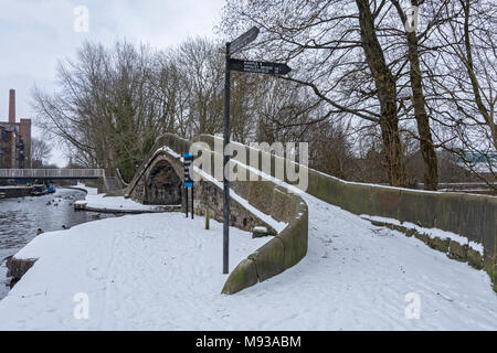 Fußgängerbrücke über die Peak Wald Kanal an der Kreuzung mit der Ashton Canal an Portland Basin, Ashton-under-Lyne, Tameside, Manchester, England, Großbritannien Stockfoto