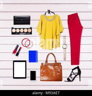 Die Gemeinkosten der Essentials elegante Frau. Outfit von Casual und moderne Frau auf isolierten Hintergrund. Stockfoto