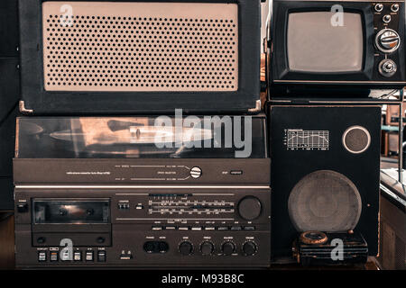 Alte vintage Audio System mit Radio, Kassettenrecorder, Plattenspieler, Fernseher, akustische Lautsprecher Stockfoto