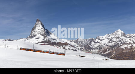 Red Train vor Matterhorn Stockfoto