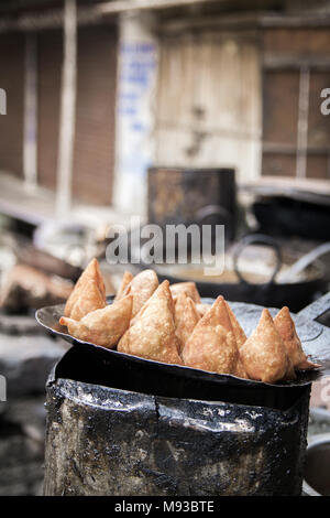 Indische Samosa, Frittierter köstliche und leckere ißt billig. Eines der besten indischen Straße Nahrungsmittel. Stapel von Dreieck geformte Gebäck, Fast food Indien Stockfoto