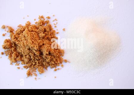 Weißen und braunen Zucker auf weißem Hintergrund Stockfoto