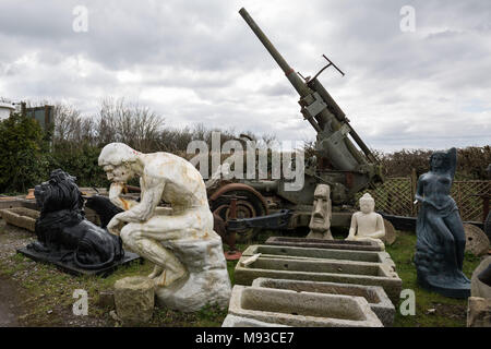 Langsam verfallende Gegenstände warten auf den Verkauf in einer Somerset-Werft, Großbritannien. Stockfoto