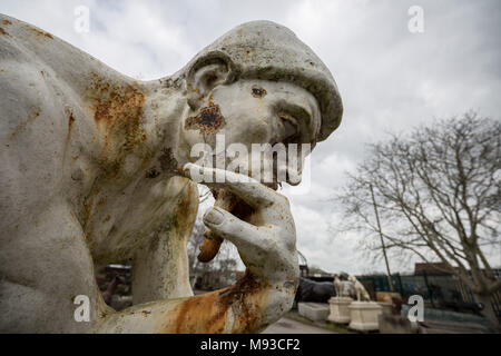 Langsam verfallende Gegenstände warten auf den Verkauf in einer Somerset-Werft, Großbritannien. Stockfoto