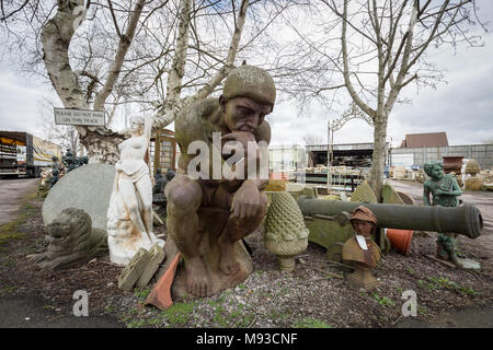 Langsam verfallende Gegenstände warten auf den Verkauf in einer Somerset-Werft, Großbritannien. Stockfoto