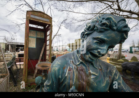 Langsam verfallende Gegenstände warten auf den Verkauf in einer Somerset-Werft, Großbritannien. Stockfoto