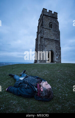 Glastonbury, Großbritannien. 20. März, 2018. Frühjahrs-tagundnachtgleiche (oder Tagundnachtgleiche) ist in der Dämmerung von der Oberseite des Glastonbury Tor gefeiert. Einheimische und Spiritisten Stockfoto