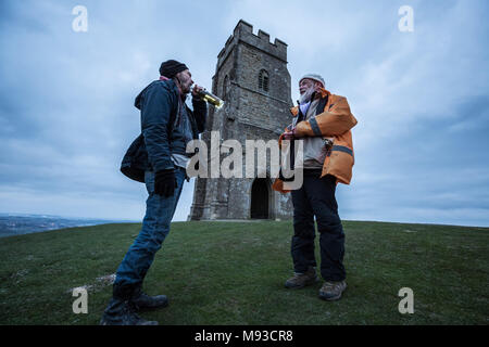 Glastonbury, Großbritannien. 20. März, 2018. Frühjahrs-tagundnachtgleiche (oder Tagundnachtgleiche) ist in der Dämmerung von der Oberseite des Glastonbury Tor gefeiert. Einheimische und Spiritisten Stockfoto