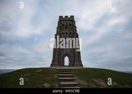 Glastonbury, Großbritannien. 20. März, 2018. Frühjahrs-tagundnachtgleiche (oder Tagundnachtgleiche) ist in der Dämmerung von der Oberseite des Glastonbury Tor gefeiert. Einheimische und Spiritisten Stockfoto