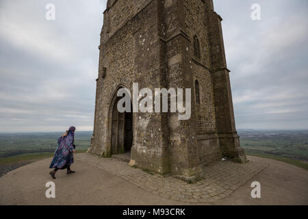 Glastonbury, Großbritannien. 20. März, 2018. Frühjahrs-tagundnachtgleiche (oder Tagundnachtgleiche) ist in der Dämmerung von der Oberseite des Glastonbury Tor gefeiert. Einheimische und Spiritisten Stockfoto