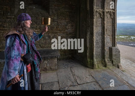 Glastonbury, Großbritannien. 20. März, 2018. Frühjahrs-tagundnachtgleiche (oder Tagundnachtgleiche) ist in der Dämmerung von der Oberseite des Glastonbury Tor gefeiert. Einheimische und Spiritisten Stockfoto