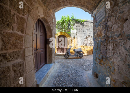 Gewölbter Durchgang und Motorroller in der Altstadt von Rhodos, Griechenland, 11. August 2017 Stockfoto