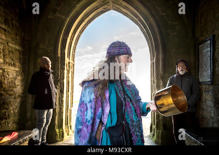 Glastonbury, Großbritannien. 20. März, 2018. Frühjahrs-tagundnachtgleiche (oder Tagundnachtgleiche) ist in der Dämmerung von der Oberseite des Glastonbury Tor gefeiert. Einheimische und Spiritisten Stockfoto