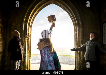 Glastonbury, Großbritannien. 20. März, 2018. Frühjahrs-tagundnachtgleiche (oder Tagundnachtgleiche) ist in der Dämmerung von der Oberseite des Glastonbury Tor gefeiert. Einheimische und Spiritisten Stockfoto