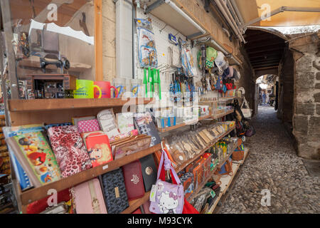 Verkauf von Souvenirs in der Straße in der Altstadt von Rhodos, Griechenland, 11. August 2017 Stockfoto