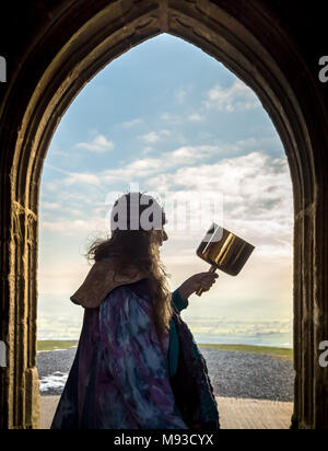 Glastonbury, Großbritannien. 20. März, 2018. Frühjahrs-tagundnachtgleiche (oder Tagundnachtgleiche) ist in der Dämmerung von der Oberseite des Glastonbury Tor gefeiert. Einheimische und Spiritisten Stockfoto