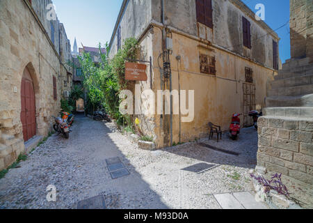 Schmale Straße mit Motorroller in der Altstadt von Rhodos, Griechenland, 11. August 2017 Stockfoto