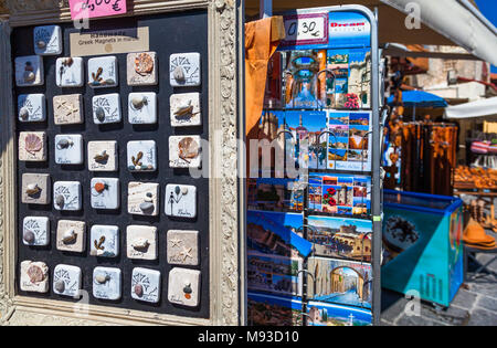 Verkauf von Souvenirs in der Straße in der Altstadt von Rhodos, Griechenland, 11. August 2017 Stockfoto