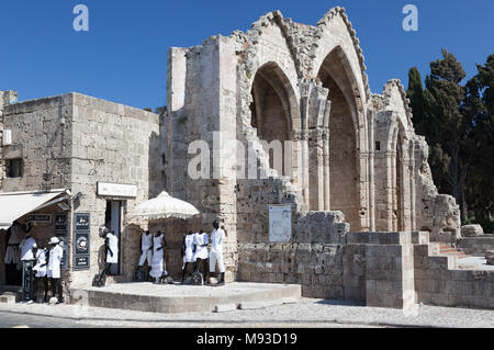 Blick von der Straße auf die Kirche der Jungfrau der Burgh in der Altstadt von Rhodos Stadt, Griechenland, 11. August 2017 Stockfoto