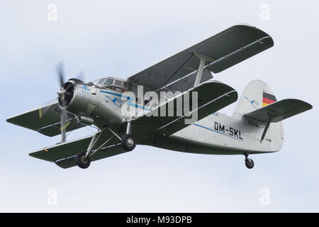 Antonow AN-2 Flugzeug bei einer Airshow flying Stockfoto