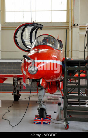 Royal Air Force Red Arrows BAE Hawk T1 Jet Flugzeug bei RAF Scampton in einem Hangar. Einzelflugzeug. Einsames Flugzeug Stockfoto