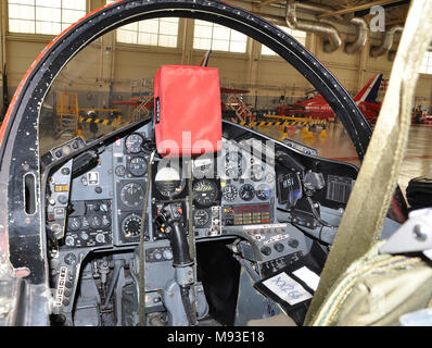 Royal Air Force Red Arrows BAE Hawk T1 Jet Flugzeug Cockpit bei RAF Scampton in einem Hangar Stockfoto