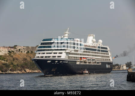 Havanna, Kuba - Mar 18 2018 Azamara Kreuzfahrt in der Bucht von Havanna. Azamara Quest Kreuzfahrtschiff besessen und durch Azamara Club Cruises in Havanna betrieben. Stockfoto