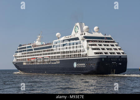 Havanna, Kuba - Mar 18 2018 Azamara Kreuzfahrt in der Bucht von Havanna. Azamara Quest Kreuzfahrtschiff besessen und durch Azamara Club Cruises in Havanna betrieben. Stockfoto