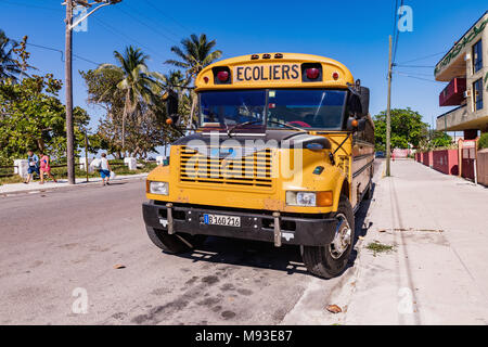 VARADERO, Kuba - März 04, 2018: Amerikanischer Schulbus in Varadero. Alte amerikanische Schulbus auf die Straße. Kuba. Stockfoto