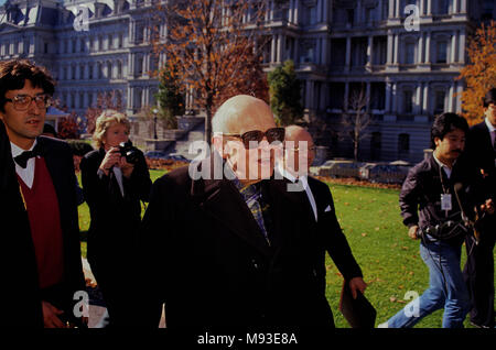 Washington, DC., USA, 14. November 1988 Andrei Dmitrievich Sakharov geht der Westflügel Einfahrt des Weißen Hauses nach seinem Treffen mit Präsident Ronald Reagan. Sacharow als Vater der Russischen Atombombe Programm Credit: Mark Reinstein/MediaPunch gutgeschrieben Stockfoto