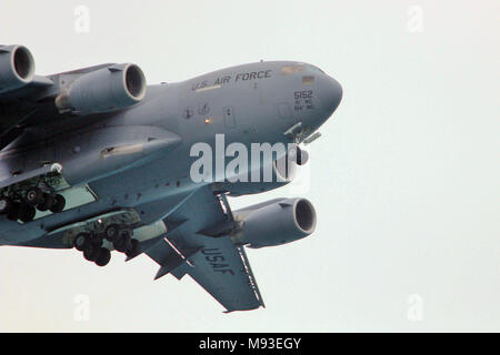 United States Air Force C-17 Globemaster Military Transport Flugzeug Landung mit Zahnrad nach unten in der Nähe von Kaneohe auf der hawaiianischen Insel Oahu. Stockfoto