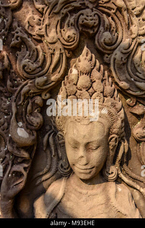 Weibliche Figur geschnitzt in eine Wand an der UNESCO-Weltkulturerbe von ankor Thom, Siem Reap, Kambodscha Stockfoto