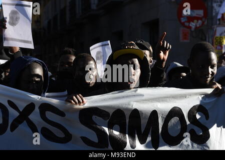 Madrid, Spanien. 21 Mär, 2018. Senegaleses dargestellt, während eines Protestes in Madrid im Speicher der Senegalesischen street Hersteller Mame Mbaye. Credit: Jorge Sanz/Pacific Press/Alamy leben Nachrichten Stockfoto