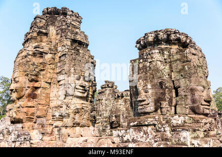 Mehrere große Flächen des Buddha sind an der Seite des UNESCO-Weltkulturerbe von ankor Thom, Siem Reap, Kambodscha geschnitzt Stockfoto