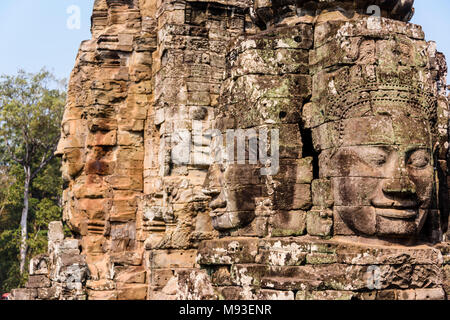 Mehrere große Flächen des Buddha sind an der Seite des UNESCO-Weltkulturerbe von ankor Thom, Siem Reap, Kambodscha geschnitzt Stockfoto