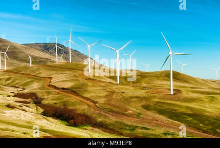 Windenergieanlagen stand groß und stark gegen die Wüste Landschaft aus sanften Hügeln in der Columbia River Gorge Stockfoto