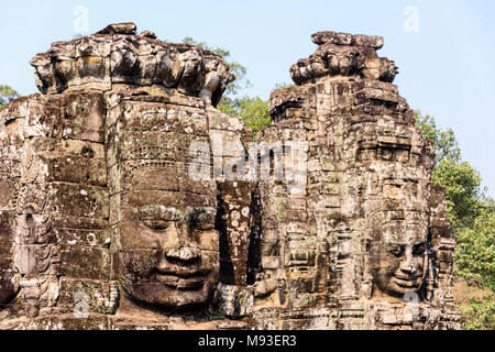 Mehrere große Flächen des Buddha sind an der Seite des UNESCO-Weltkulturerbe von ankor Thom, Siem Reap, Kambodscha geschnitzt Stockfoto