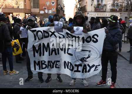 Madrid, Spanien. 21 Mär, 2018. Senegaleses dargestellt, während eines Protestes in Madrid im Speicher der Senegalesischen street Hersteller Mame Mbaye. Credit: Jorge Sanz/Pacific Press/Alamy leben Nachrichten Stockfoto