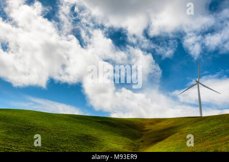 Windenergieanlagen stand groß und stark gegen die Wüste Landschaft aus sanften Hügeln in der Columbia River Gorge Stockfoto