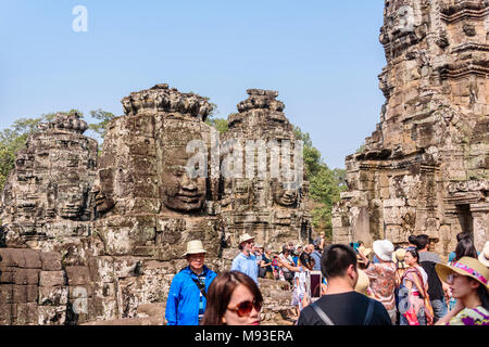 Mehrere große Flächen des Buddha sind an der Seite des UNESCO-Weltkulturerbe von ankor Thom, Siem Reap, Kambodscha geschnitzt Stockfoto