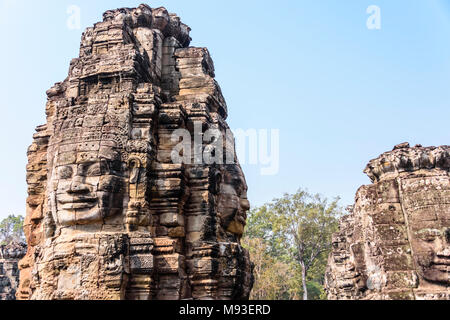 Mehrere große Flächen des Buddha sind an der Seite des UNESCO-Weltkulturerbe von ankor Thom, Siem Reap, Kambodscha geschnitzt Stockfoto