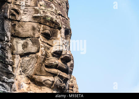 Mehrere große Flächen des Buddha sind an der Seite des UNESCO-Weltkulturerbe von ankor Thom, Siem Reap, Kambodscha geschnitzt Stockfoto