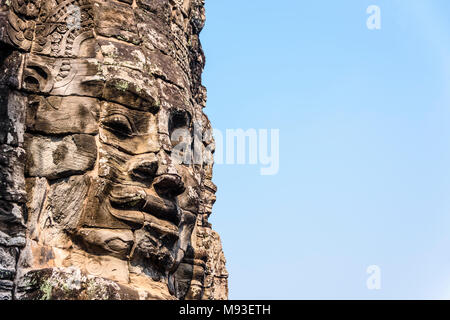 Mehrere große Flächen des Buddha sind an der Seite des UNESCO-Weltkulturerbe von ankor Thom, Siem Reap, Kambodscha geschnitzt Stockfoto