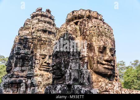 Mehrere große Flächen des Buddha sind an der Seite des UNESCO-Weltkulturerbe von ankor Thom, Siem Reap, Kambodscha geschnitzt Stockfoto