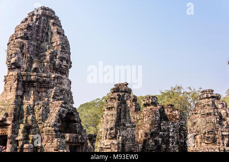 Mehrere große Flächen des Buddha sind an der Seite des UNESCO-Weltkulturerbe von ankor Thom, Siem Reap, Kambodscha geschnitzt Stockfoto