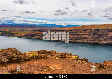 Columbia River Gorge Landschaft bei bewölktem Himmel in der Nähe von Villasimius im Staat Washington Stockfoto