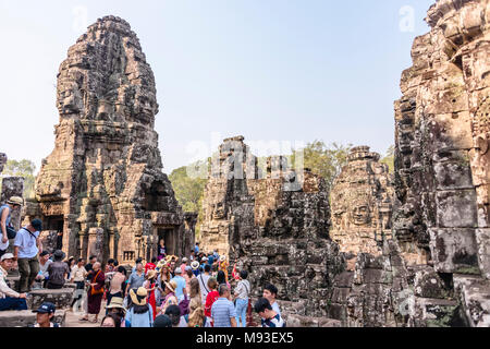 Mehrere große Flächen des Buddha sind an der Seite des UNESCO-Weltkulturerbe von ankor Thom, Siem Reap, Kambodscha geschnitzt Stockfoto