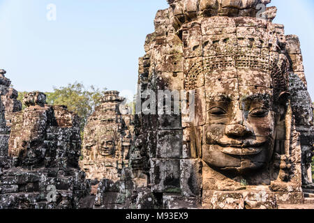 Mehrere große Flächen des Buddha sind an der Seite des UNESCO-Weltkulturerbe von ankor Thom, Siem Reap, Kambodscha geschnitzt Stockfoto