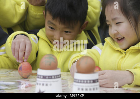 Hangzh, China. 21 Mär, 2018. Kinder lernen Frühjahr Eier in einem Kindergarten in Hangzhou zu stehen, im Osten China Zhejiang Provinz, Kennzeichnung, die Frühlings-tagundnachtgleiche. Es ist eine Tradition zu den Eiern auf den Frühlingspunkt in China stehen. Credit: SIPA Asien/Pacific Press/Alamy leben Nachrichten Stockfoto