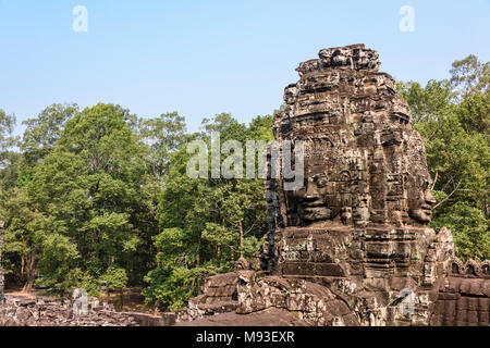 Mehrere große Flächen des Buddha sind an der Seite des UNESCO-Weltkulturerbe von ankor Thom, Siem Reap, Kambodscha geschnitzt Stockfoto